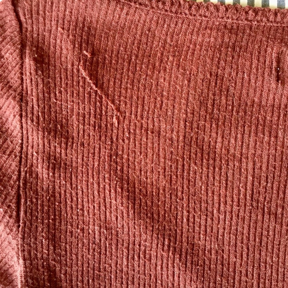 Red UO 3-Button Top - Picture 5 of 5